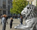 Bronzeplastik vor dem Löwengebäude